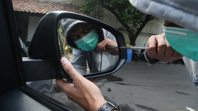 Ilustrasi perampokan pengendara mobil. Foto: Aditia Noviansyah/kumparan
