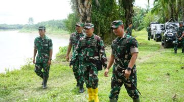 Aster Kasdam IM Meninjau Langsung Serapan Gabah Serta Berdiskusi Dan Berinteraksi Ke Petani Desa Air Tenang