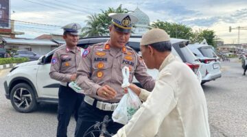 Jumat Barokah, Sat Lantas Polres Lhokseumawe Berbagi Takjil untuk Warga