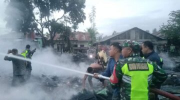 Prajurit Kodam IM, Dinas terkait dan Masyarakat berjibaku padamkan kebakaran rumah di Aceh Tenggara