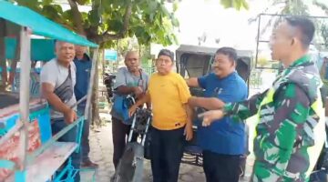 Sertu Indarmawan Komsos Dengan Tukang Becak Ingatkan Agar Selalu Berhati-Hati Dan Tertib Berlalulintas