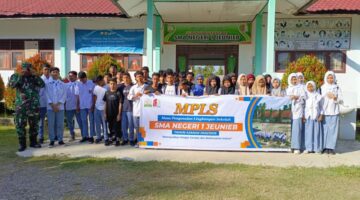 MPLS Terakhir SMAN 1 Jeunieb Gelar Makan Bersama Di Pantai Blang Lancang Jeunib.