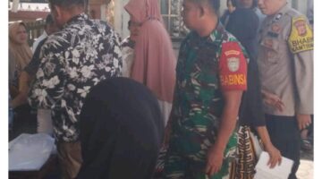 Babinsa Koptu Rahmad Asril Djambak monitor penyaluran bantuan beras di desa binaan