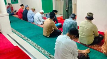 Serda Hazami Babinsa Koramil Lhoknga Sampaikan Materi Rukun Puasa pada Malam Pertama Tarawih