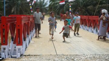 Senyum Ceria Masyarakat Tanjung Genteng, TNI Selesaikan Pembangunan Jembatan