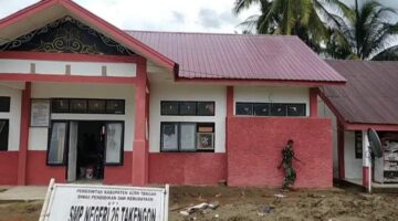 Wujud Nyata Kepedulian terhadap Dunia Pendidikan, Personel TNI Rehabilitasi SMPN 26 Takengon Pascabencana di Linge Aceh Tengah