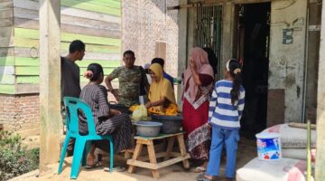 Di Tengah Kesibukan TMMD Ke-127, Satgas Tetap Jalin Komsos dengan Warga.