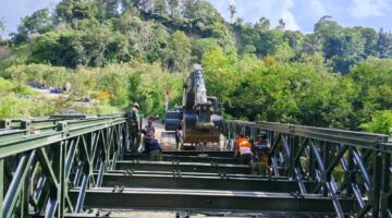 Personel Yonzipur 16/Dhika Anoraga Bangun Jembatan Bailey di Lukup Sabun Barat, Progres Capai 25 Persen