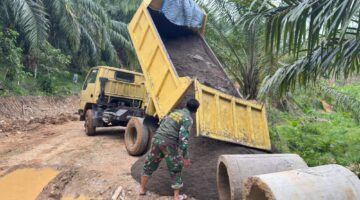 Distribusi Material Pasir Dipercepat, Satgas TMMD Ke-127 Genjot Pembangunan Sasaran Fisik.