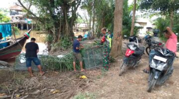 Sertu Harmiadi Komsos Sambil Bantu Warga Nelayan Membuat Perangkap Ikan