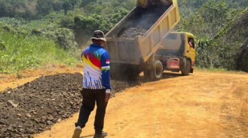 Satgas TMMD Ke-127 Kodim 0111/Bireuen Lakukan Penimbunan Material Batu untuk Perkuat Badan Jalan.