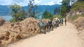 Pulihkan Akses tranportasi, Prajurit TNI bersihkan Longsor di Ruas Jalan Takengon–Bintang