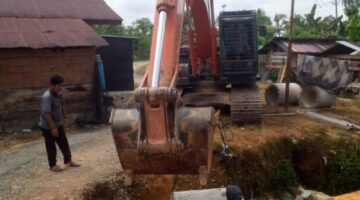 PT,Fajar Baizuri Turunkan Alat Berat Untuk Membangun Gorong gorong Menuju Lapangan Voly Dan Rumah Masyarakat.