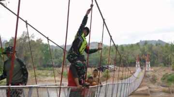 TNI dan Warga Rampungkan Pembangunan Jembatan Perintis Meunasah Krueng, Bireun