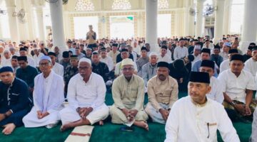 H. Razuardi Shalat Idul Firi Masjid Agung Sultan Jeumpa Bireuen.