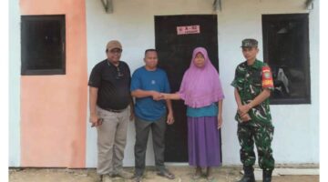 Babinsa Dampingi Penyerahan Bantuan Hunian Sementara Dari CV. Adi Karya Teknik Perkasa Kepada Korban Banjir