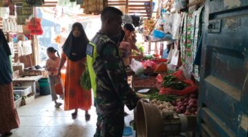 Pastikan Stabilitas Harga Sembako, Babinsa Kunjungi Pasar Tradisional