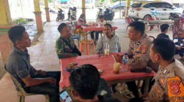 Jalin Silaturahmi, Babinsa Dan Bhabinkamtibmas Komsos Dengan Warga
