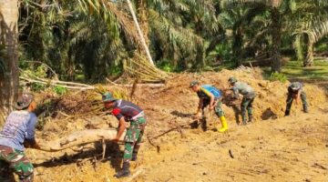 Tak Hanya Dibangun, Jalan TMMD di Suka Makmur Juga Dirawat TNI Bersama Rakyat