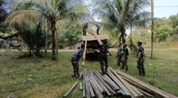 Satgas TMMD Dan Warga Kompak Turunkan Kayu Mal