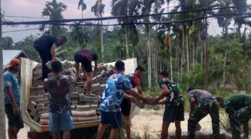 Satgas TMMD Reg Ke- 128 Kodim 0117/Aceh Tamiang Bersama Warga Kompak Bongkar Material Dari Truk 