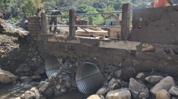 Prajurit TNI dan Warga Gotong Royong Percepat Pembangunan Jembatan Aramco di Bener Meriah