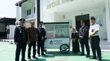 Rutan Kelas I Tangerang Gelar Bakti Sosial dan Berikan Dukungan Gerobak Usaha dalam Peringatan Hari Bakti Pemasyarakatan ke-62 Tahun 2026