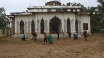 TMMD 128 Kodim 0104/Atim Gelar Gotong Royong Bersihkan Masjid Baburrahman Jelang Sholat Jumat
