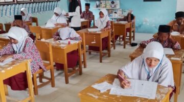 19 Siswa UPTD SD Negeri 7 Jeunieb Ikuti UAS dengan Tertib dan Antusias.