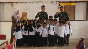 Tinggalkan Cangkul Sejenak, Personel TMMD 104/Atim Pilih Mengajar Anak TK: Tanam Karakter, Sapa Generasi Emas Alue Canang
