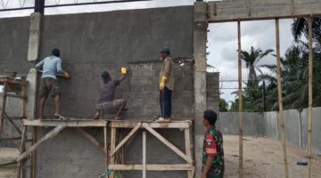 Babinsa dan Warga Gotong Royong bersama Bersihkan Masjid