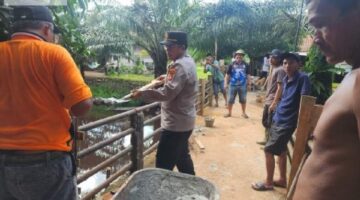 POLRES OKI DAN BRIMOB PERBAIKI JEMBATAN MERAH PUTIH DI DESA JERMUN