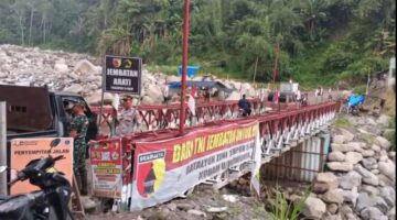 Personel Kodim 0119/Bener Meriah dan Warga Gotong Royong Percepat Perbaikan, Kini Jembatan Umah Besi Kembali Normal.