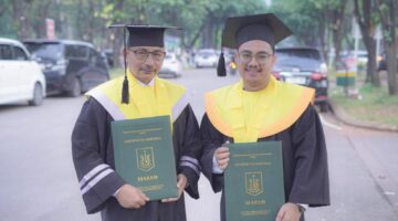 Wisuda di JCC, Haji Uma Raih Gelar Magister Ilmu Politik, Putranya Lulus Sarjana Ilmu Komunikasi.