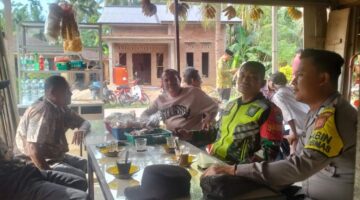 Jalin Silaturahmi, Babinsa Sri Wahyudi Dan Bhabinkamtibmas Komsos Dengan Warga