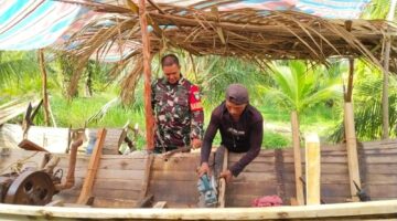 Babinsa Laksanakan Komsos Dengan Pengrajin Perahu Di Desa Binaan