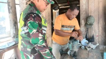 Babinsa Serma Wakidi Komsos Dengan Mekanik Bengkel