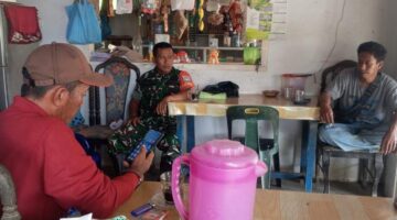 Serap Informasi Sambil Ngopi, Babinsa Serda Agus Muliono Komsos Di Warung Kopi