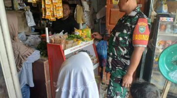 Rutin Pantau Harga Sembako, Babinsa Serka Subagio Mata Dan Telinga Kondisi Ekonomi Warga