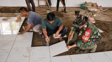 Babinsa Koramil 15/Plkb Sertu Eko Pranoto Bantu Rehab SMK Negeri 1 Peureulak, Wujud Nyata Kepedulian TNI terhadap Pendidikan