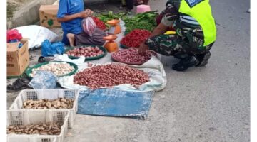 Babinsa Koramil 04 Bendahara Cek Harga Sembako Di Pekan Mingguan