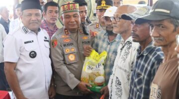 Kapolda Aceh Serahkan 1.000 Paket Sembako untuk Masyarakat Terdampak Bencana di Bireuen