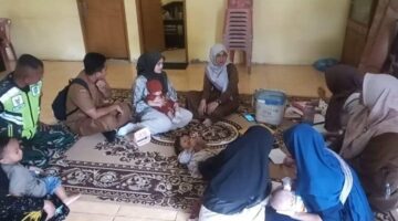 Danramil 02 Karang baru Melalui Babinsa Dampingi Kegiatan Posyandu Sebagai Wujud Kepedulian Dan Kesehatan Balita