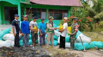 Babinsa Koramil 01/Pnr Bersama PPL Perkuat Semangat Petani Lewat Penyaluran Benih Padi