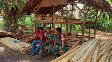 Babinsa Perkuat Kemitraan dengan Pelaku Usaha Kayu untuk Dorong Ekonomi Desa