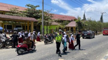 Lakukan Pengaturan Arus Lalulintas, Sat Lantas Polres Aceh Tamiang Pastikan Zona Aman Sekolah Lancar Dan Tertib