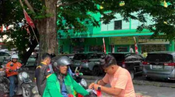 Kelompok Motor Insieme Bagi-Bagi Bendera Merah Putih Jelang HUT RI ke-81
