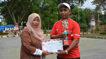 Sekda Langsa Serahkan Hadiah Pemenang Pawai Alegoris: Semangat Nasionalisme Lebih Penting dari Juara