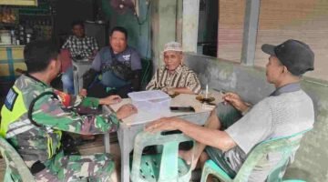 Komsos Bersama Warga, Babinsa Koramil 04/Bendahara Ingatkan Bahaya Karhutla