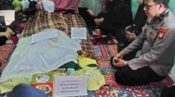 Turut Berbelasungkawa, Panit 1 Binmas Polsek Tamalate Luangkan Waktu Melayat ke Rumah Warga.